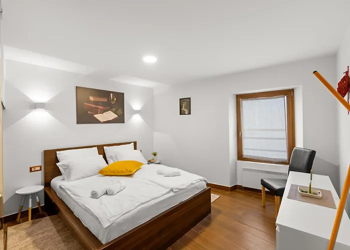 New!!!apartment Old Town Square ポレッチ